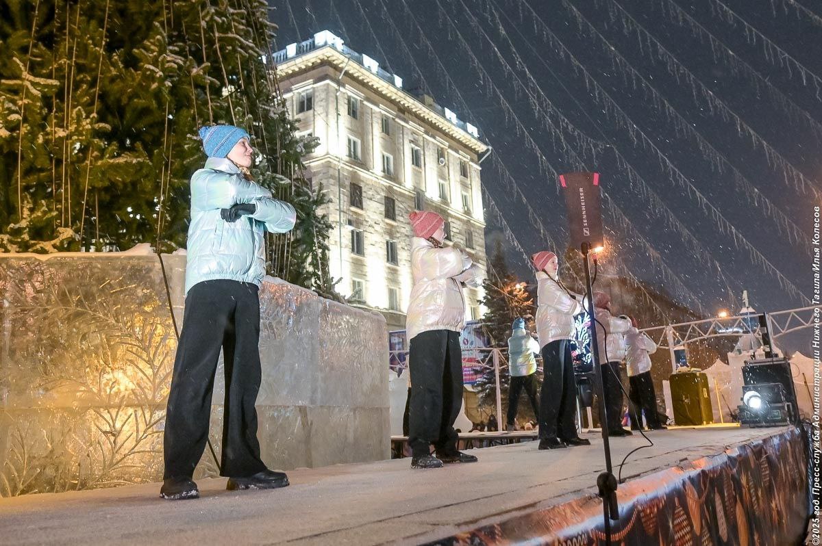 В этом году новогоднее оформление площади выполнено по мотивам сказочной повести Александра Волкова «Волшебник Изумрудного города» В этом году новогоднее оформление площади выполнено по мотивам сказочной повести Александра Волкова «Волшебник Изумрудного города»