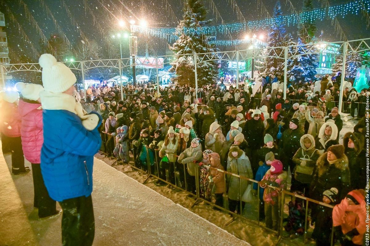 В этом году новогоднее оформление площади выполнено по мотивам сказочной повести Александра Волкова «Волшебник Изумрудного города» В этом году новогоднее оформление площади выполнено по мотивам сказочной повести Александра Волкова «Волшебник Изумрудного города»