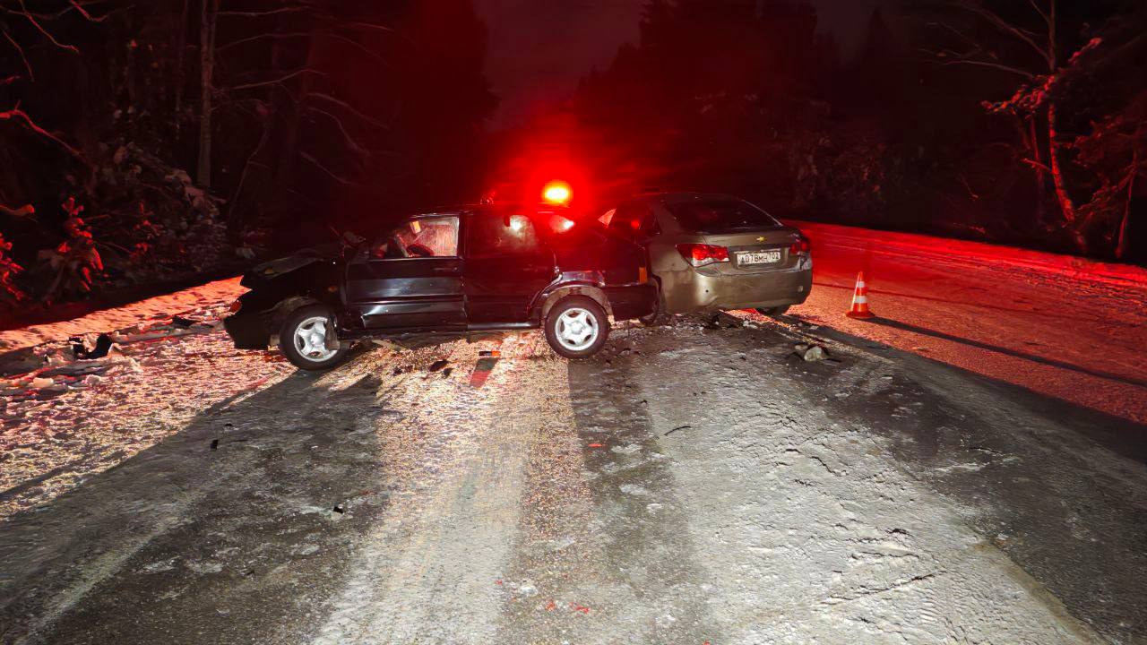 Две машины столкнулись лоб в лоб на Арамильском тракте: пострадали четыре человека Две машины столкнулись лоб в лоб на Арамильском тракте: пострадали четыре человека
