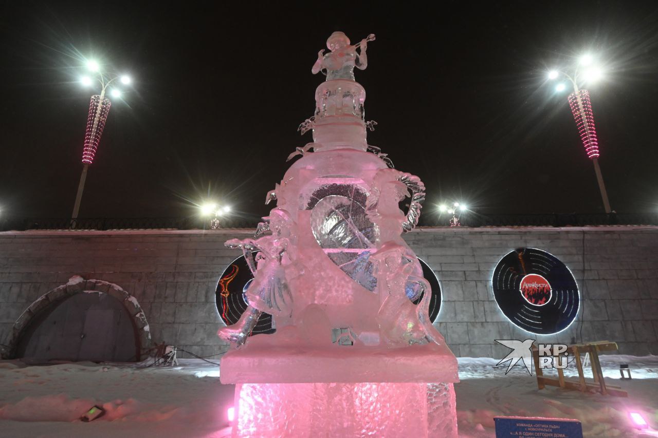 Снеговики показывают «козу» в ледовом городке Екатеринбурга Снеговики показывают «козу» в ледовом городке Екатеринбурга