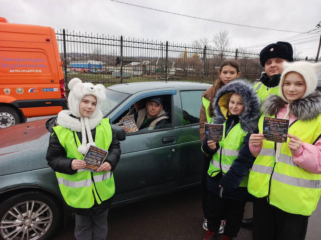 Еженедельные новости ЮИД. 20-26 декабря До Нового года рукой подать! И у юных инспекторов движения подготовка к празднику уже в самом разгаре: вместе с новогодним настроением ребята запускают полезные акции и инициативы Еженедельные новости ЮИД. 20-26 декабря До Нового года рукой подать! И у юных инспекторов движения подготовка к празднику уже в самом разгаре: вместе с новогодним настроением ребята запускают полезные акции и инициативы