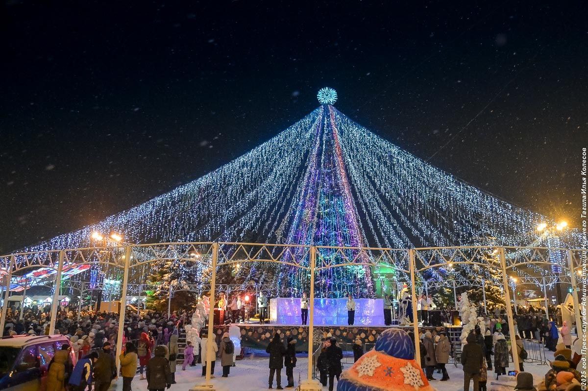 Приглашаем всех жителей оценить красоту главной новогодней площадки Нижнего Тагила Приглашаем всех жителей оценить красоту главной новогодней площадки Нижнего Тагила