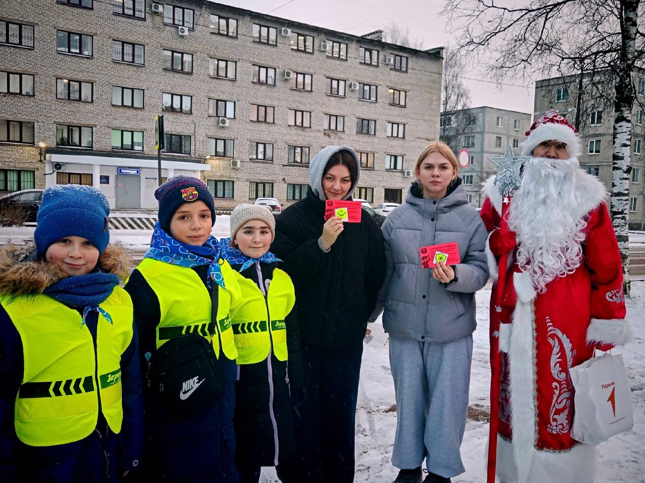 Еженедельные новости ЮИД. 20-26 декабря До Нового года рукой подать! И у юных инспекторов движения подготовка к празднику уже в самом разгаре: вместе с новогодним настроением ребята запускают полезные акции и инициативы Еженедельные новости ЮИД. 20-26 декабря До Нового года рукой подать! И у юных инспекторов движения подготовка к празднику уже в самом разгаре: вместе с новогодним настроением ребята запускают полезные акции и инициативы