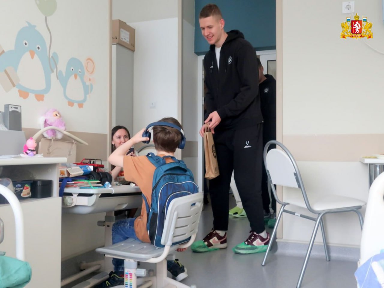 Добровольцы и активисты Свердловской области поздравили маленьких уральцев в больницах и Домах ребёнка с Новым годом Добровольцы и активисты Свердловской области поздравили маленьких уральцев в больницах и Домах ребёнка с Новым годом