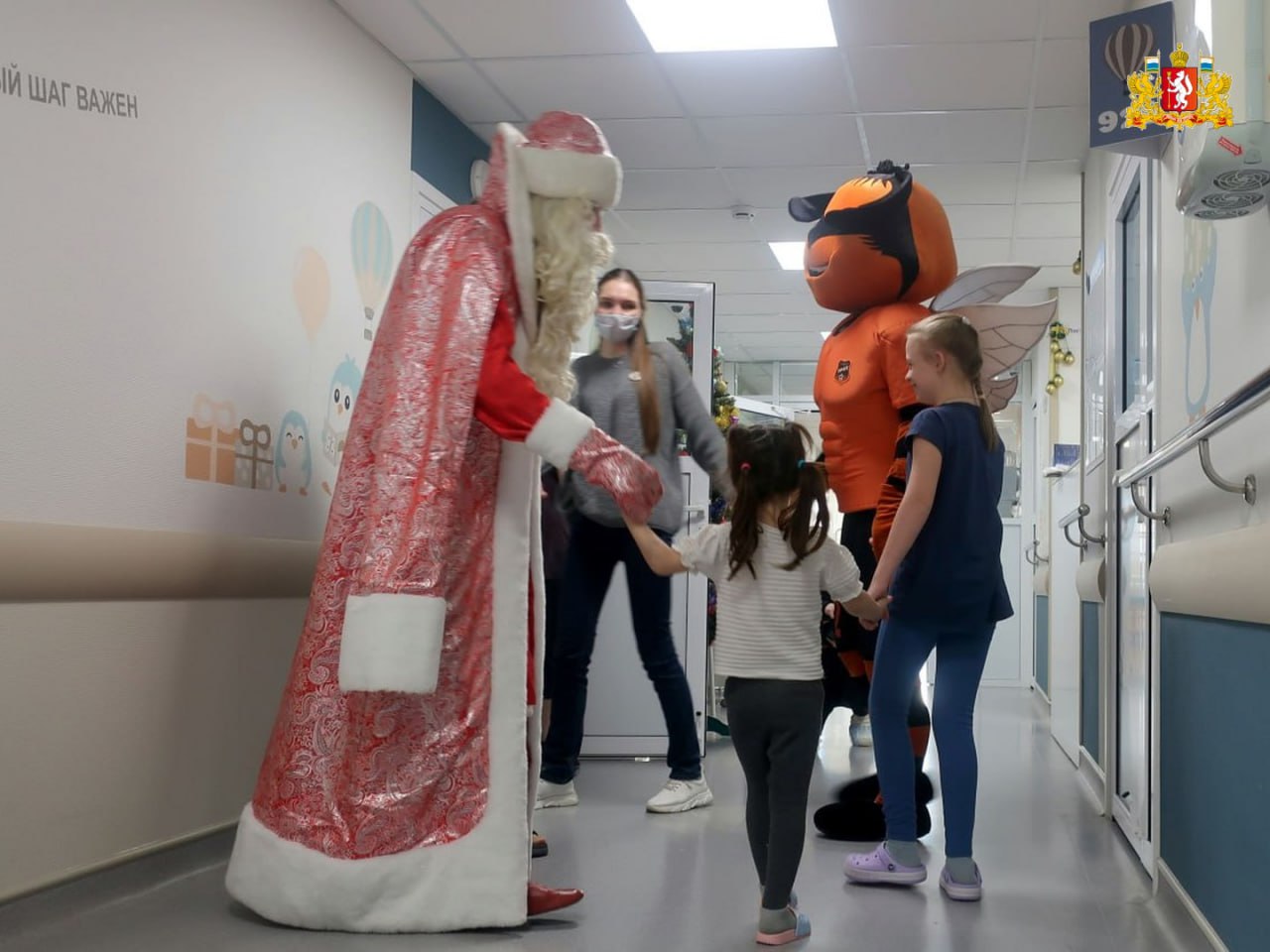 Добровольцы и активисты Свердловской области поздравили маленьких уральцев в больницах и Домах ребёнка с Новым годом Добровольцы и активисты Свердловской области поздравили маленьких уральцев в больницах и Домах ребёнка с Новым годом