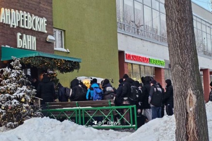 Екатеринбужцы встали в очереди, чтобы попасть в ... бани