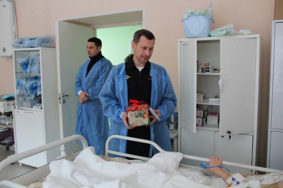 Руководство областной Госавтоинспекции поздравило с Новым годом детей, находящихся на лечении после дорожных аварий