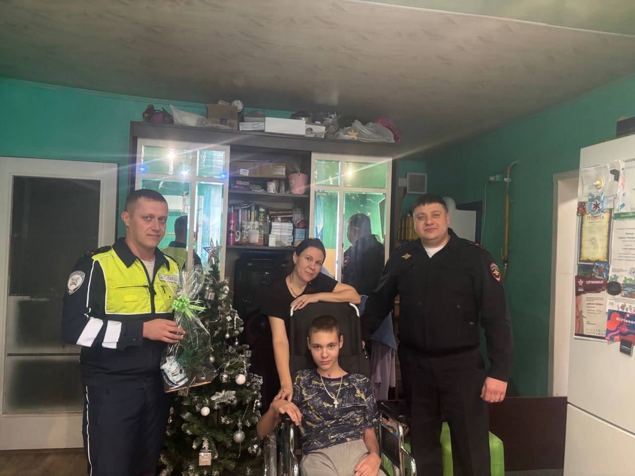 Автоинспекторы продолжили новогодние поздравления навестив в Реже на дому ребенка после ДТП
