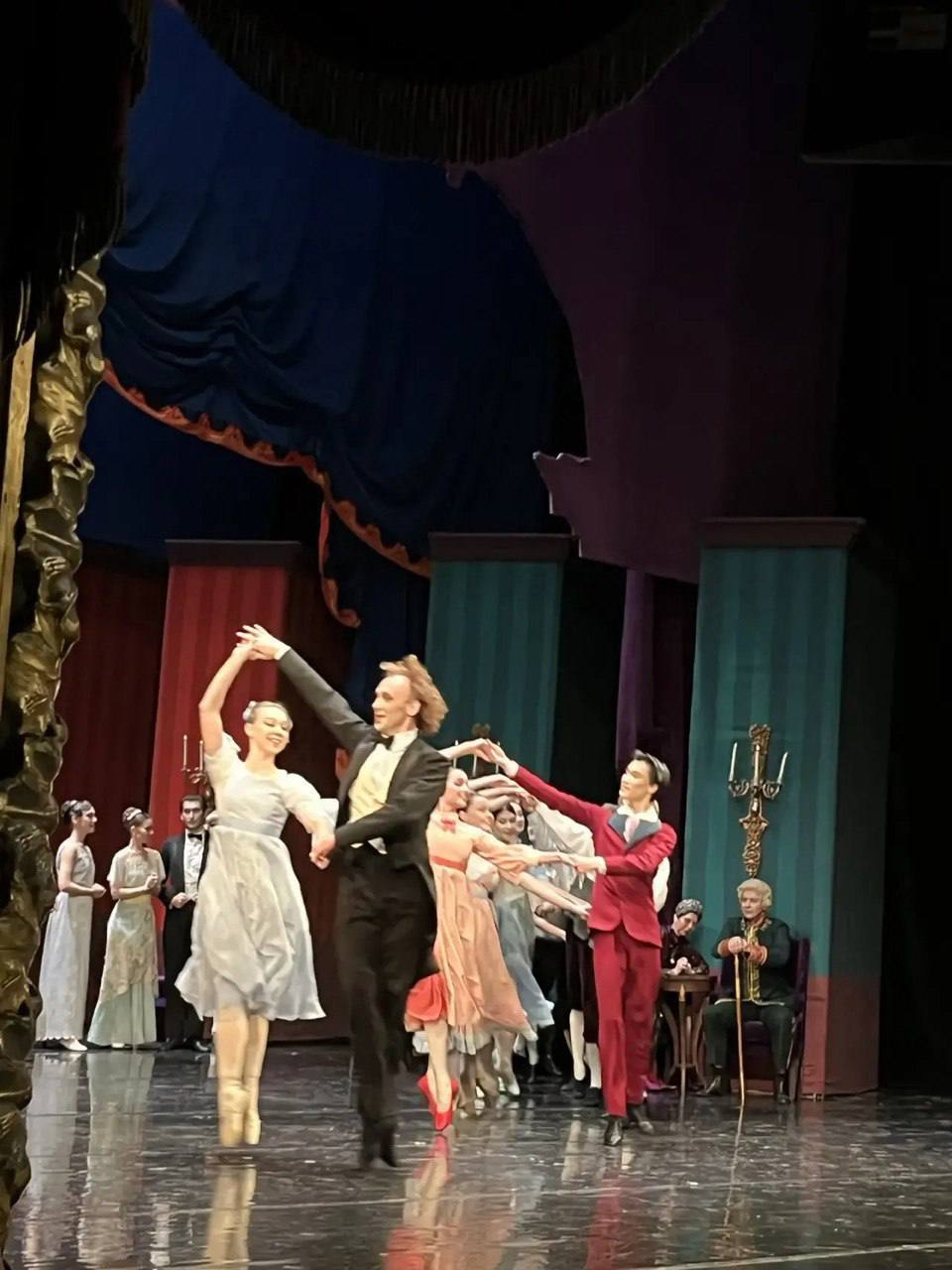 Губернатор Свердловской области Денис Паслер рассказал в соцсетях о своем семейном походе в Екатеринбургский театр оперы и балета Губернатор Свердловской области Денис Паслер рассказал в соцсетях о своем семейном походе в Екатеринбургский театр оперы и балета