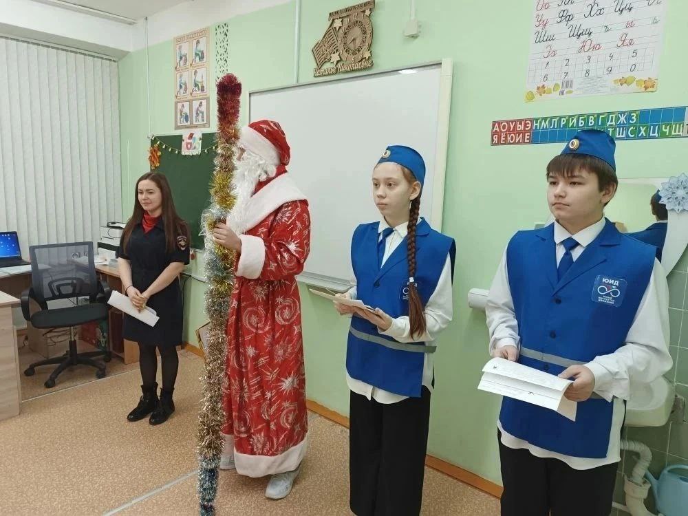 На дорогах Свердловской области проходит масштабная всероссийская акция «Полицейский Дед Мороз» На дорогах Свердловской области проходит масштабная всероссийская акция «Полицейский Дед Мороз»