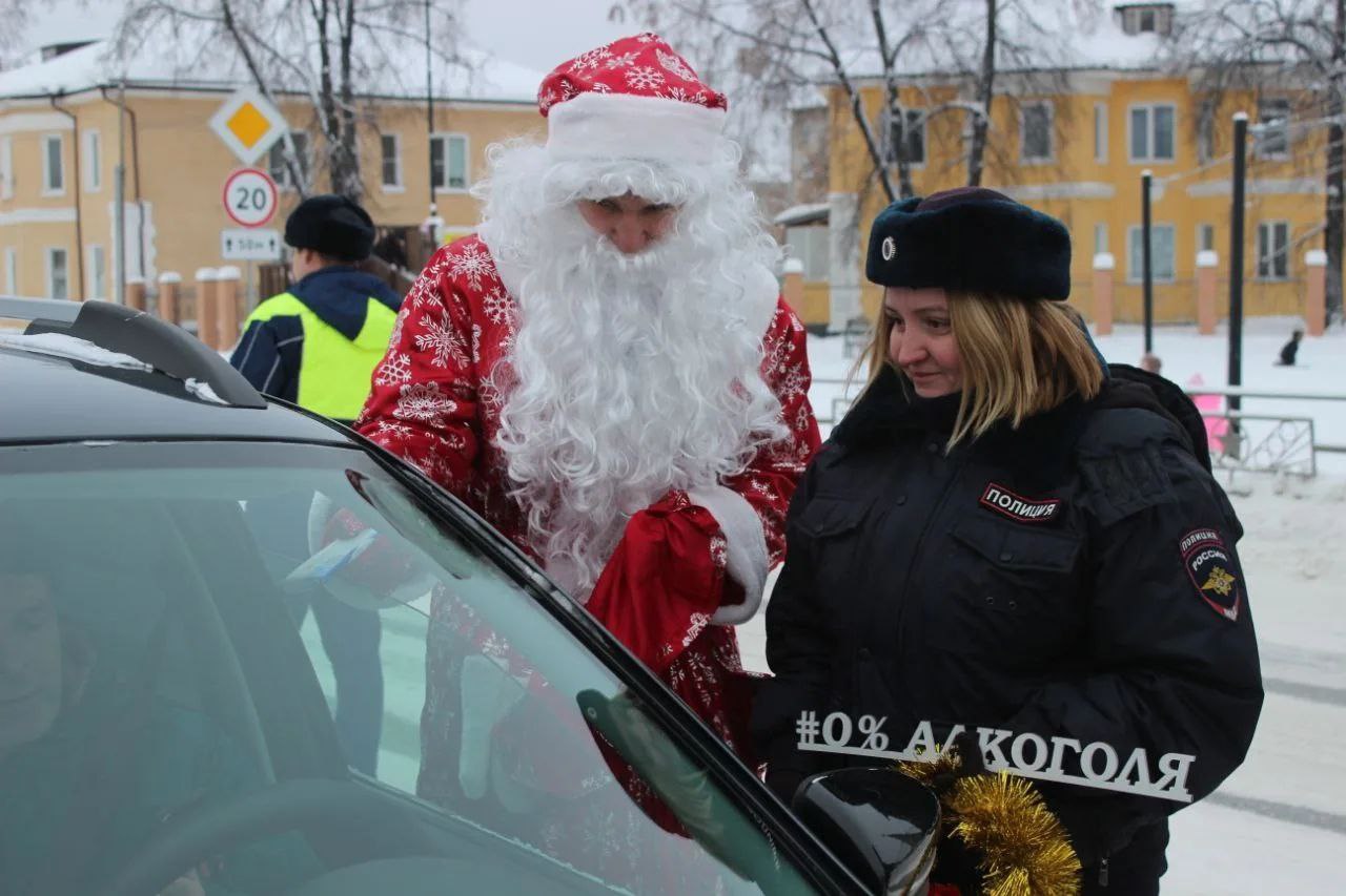 На дорогах Свердловской области проходит масштабная всероссийская акция «Полицейский Дед Мороз» На дорогах Свердловской области проходит масштабная всероссийская акция «Полицейский Дед Мороз»