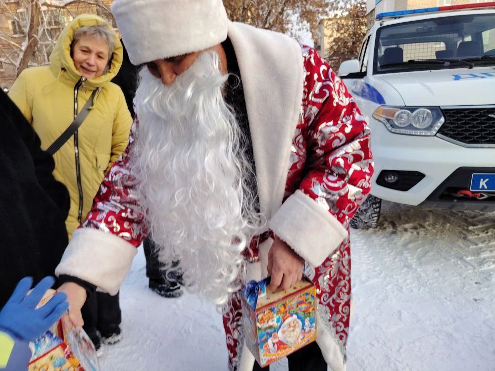 На дорогах Свердловской области проходит масштабная всероссийская акция «Полицейский Дед Мороз» На дорогах Свердловской области проходит масштабная всероссийская акция «Полицейский Дед Мороз»
