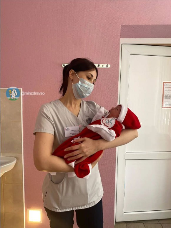 «Подарки в красных шапках»: новорождённых выписывают из роддома в новогодних костюмах «Подарки в красных шапках»: новорождённых выписывают из роддома в новогодних костюмах