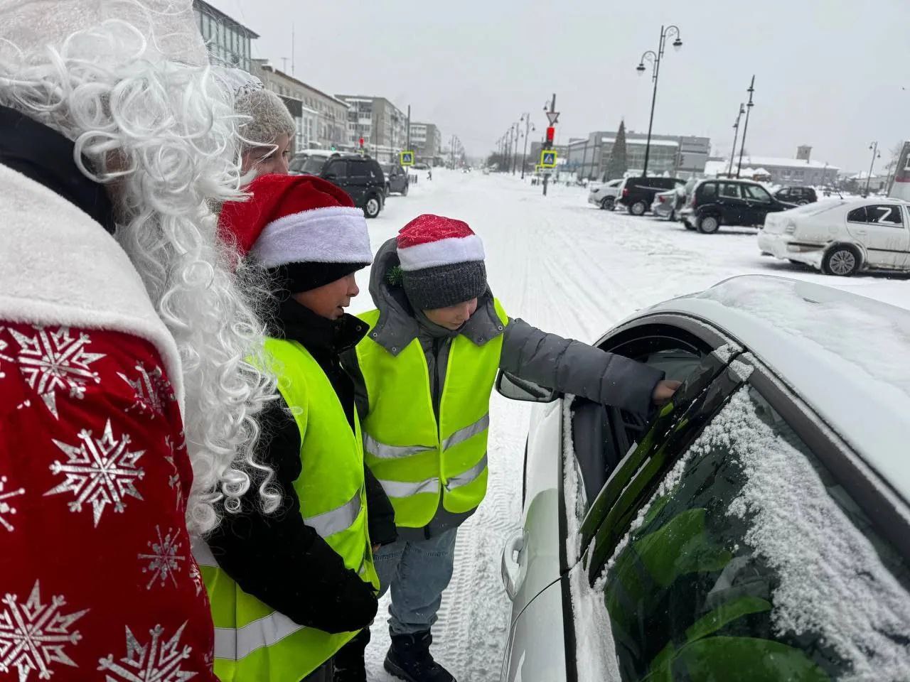 На дорогах Свердловской области проходит масштабная всероссийская акция «Полицейский Дед Мороз» На дорогах Свердловской области проходит масштабная всероссийская акция «Полицейский Дед Мороз»