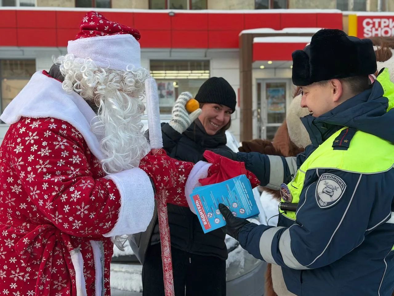 На дорогах Свердловской области проходит масштабная всероссийская акция «Полицейский Дед Мороз» На дорогах Свердловской области проходит масштабная всероссийская акция «Полицейский Дед Мороз»