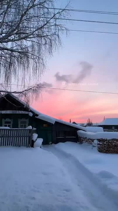Пока город выдыхает, за городом — магия… Праздники в самом разгаре: кто-то всё ещё отсыпается дома, а кто-то махнул за город — и, кажется, не прогадал. Снег, тишина, морозный воздух и такие закаты, что хочется просто молчать...