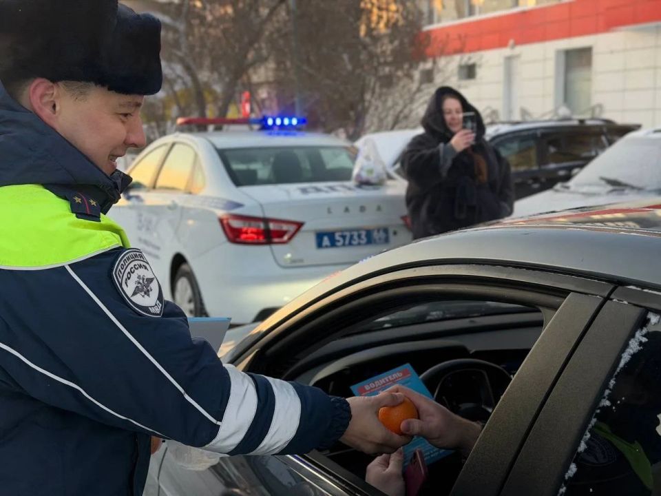 На дорогах Свердловской области проходит масштабная всероссийская акция «Полицейский Дед Мороз»