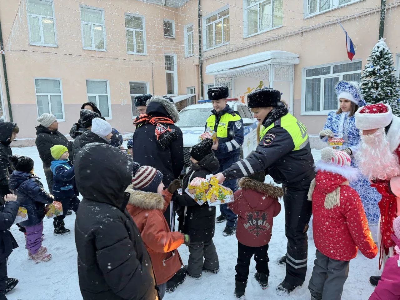 На дорогах Свердловской области проходит масштабная всероссийская акция «Полицейский Дед Мороз» На дорогах Свердловской области проходит масштабная всероссийская акция «Полицейский Дед Мороз»