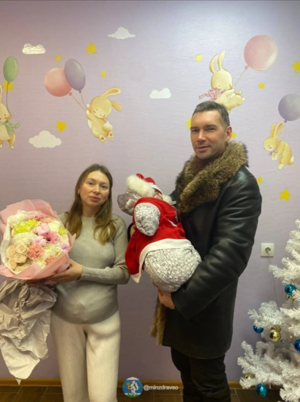 «Подарки в красных шапках»: новорождённых выписывают из роддома в новогодних костюмах «Подарки в красных шапках»: новорождённых выписывают из роддома в новогодних костюмах