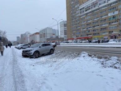 Жители Уралмаша сами чистят снег с парковок