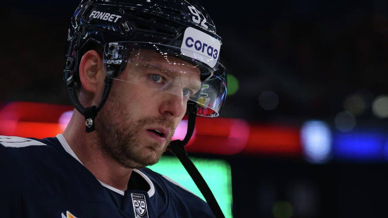 ХК "Металлург" отстранил нападающего Евгения Кузнецова от игр — он попал в список отказов