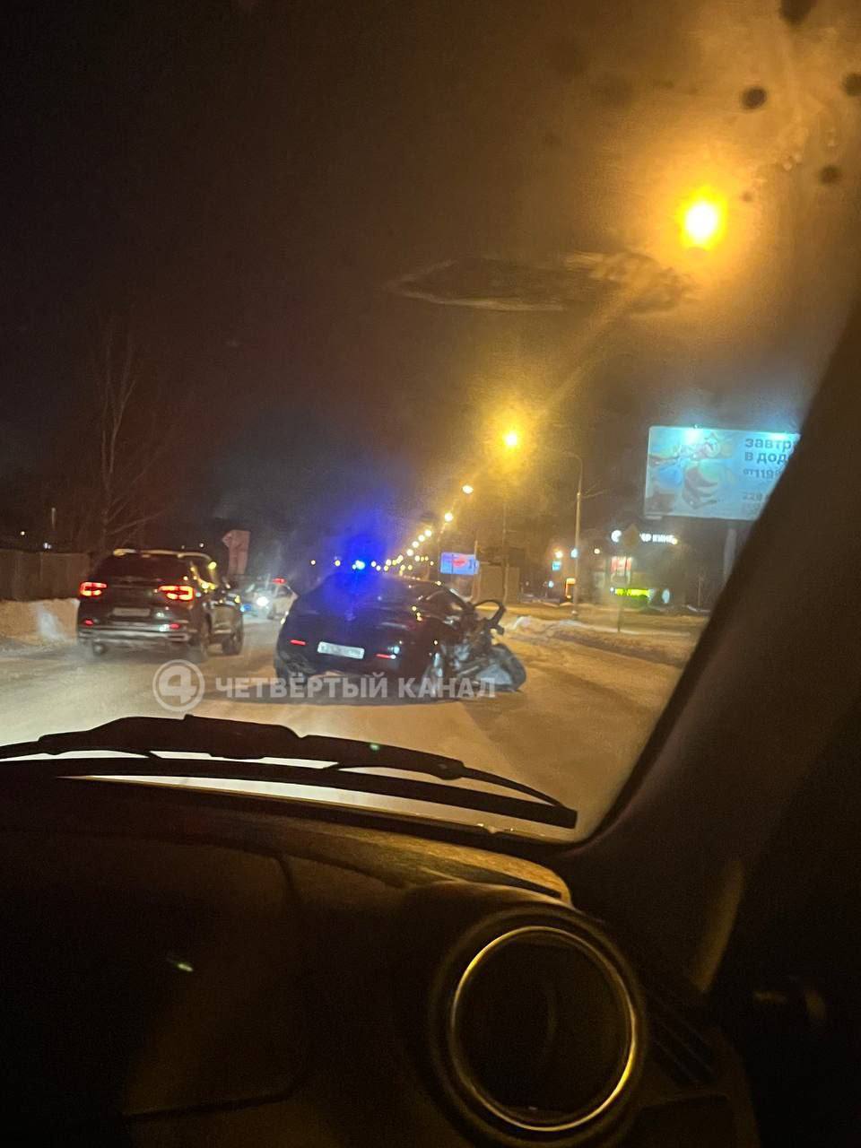 Трактор сложился пополам: легковушка влетела в снегоуборочную технику в Полевском, два человека пострадали Трактор сложился пополам: легковушка влетела в снегоуборочную технику в Полевском, два человека пострадали