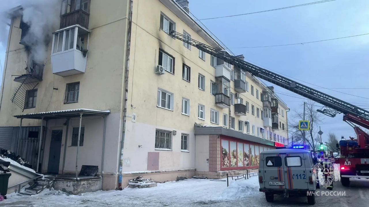 В Свердловской области огнеборцы МЧС России тушат пожар из-за взрыва газа в жилом доме