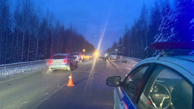 На трассе под Режом столкнулись три автомобиля - движение затруднено
