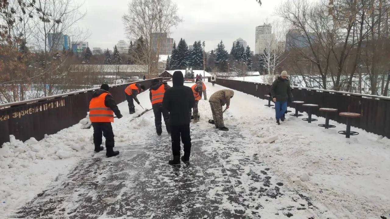 Алексей Орлов: Несмотря на новогодние праздники, коммунальные службы Екатеринбурга трудятся в круглосуточном режиме, обеспечивая комфорт и безопасность наших жителей и гостей Алексей Орлов: Несмотря на новогодние праздники, коммунальные службы Екатеринбурга трудятся в круглосуточном режиме, обеспечивая комфорт и безопасность наших жителей и гостей