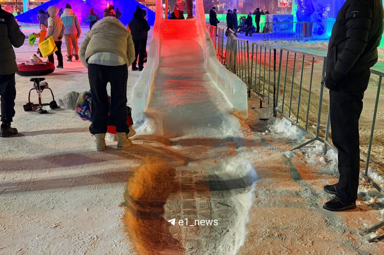 В Каменске-Уральском жители жалуются на травмоопасный ледовый городок В Каменске-Уральском жители жалуются на травмоопасный ледовый городок