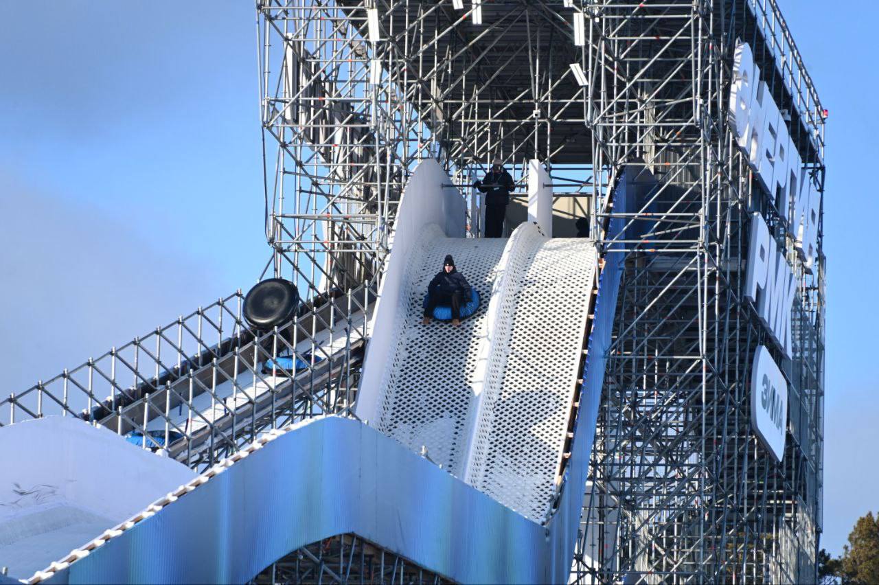 И, конечно, одной из главных достопримечательностей зимнего фестиваля «Энергия РМК» является большая горка для катания на тюбингах И, конечно, одной из главных достопримечательностей зимнего фестиваля «Энергия РМК» является большая горка для катания на тюбингах
