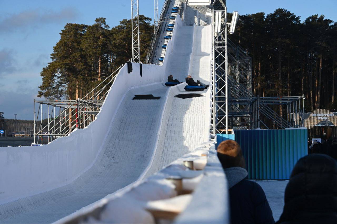 И, конечно, одной из главных достопримечательностей зимнего фестиваля «Энергия РМК» является большая горка для катания на тюбингах И, конечно, одной из главных достопримечательностей зимнего фестиваля «Энергия РМК» является большая горка для катания на тюбингах