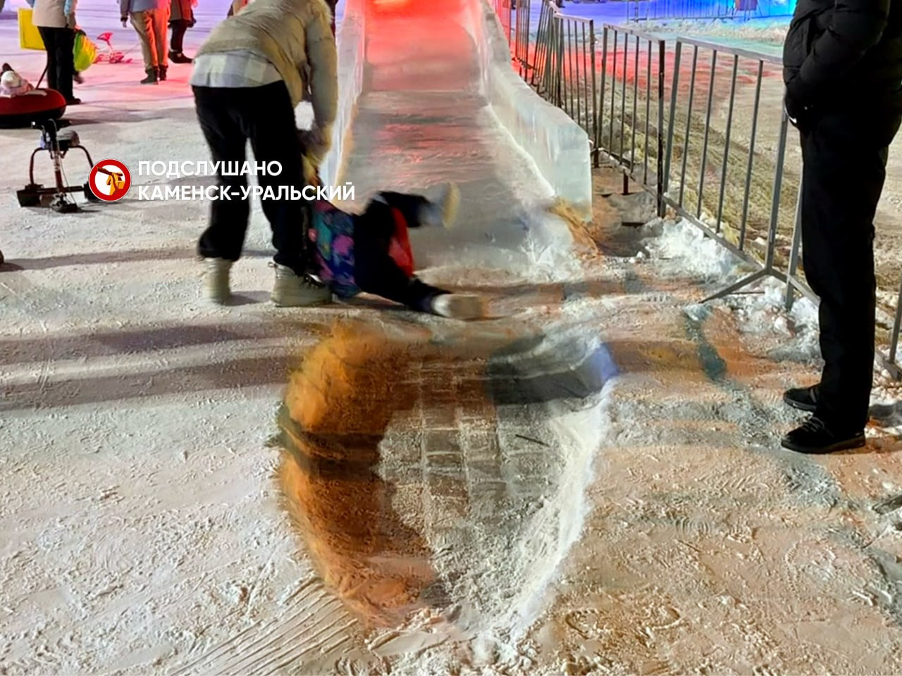 Администрация Каменска-Уральского взялась за ремонт опасного ледового городка Администрация Каменска-Уральского взялась за ремонт опасного ледового городка