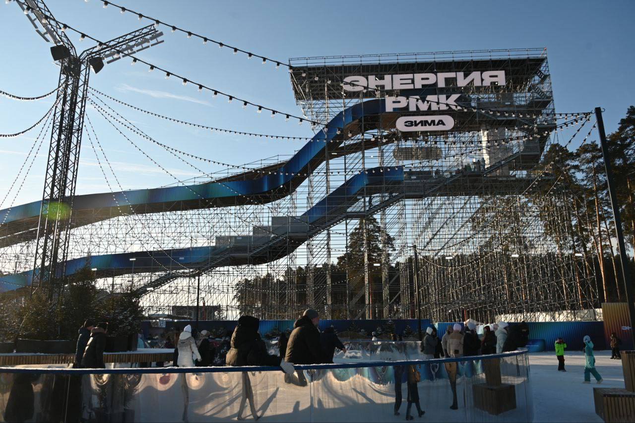 И, конечно, одной из главных достопримечательностей зимнего фестиваля «Энергия РМК» является большая горка для катания на тюбингах И, конечно, одной из главных достопримечательностей зимнего фестиваля «Энергия РМК» является большая горка для катания на тюбингах