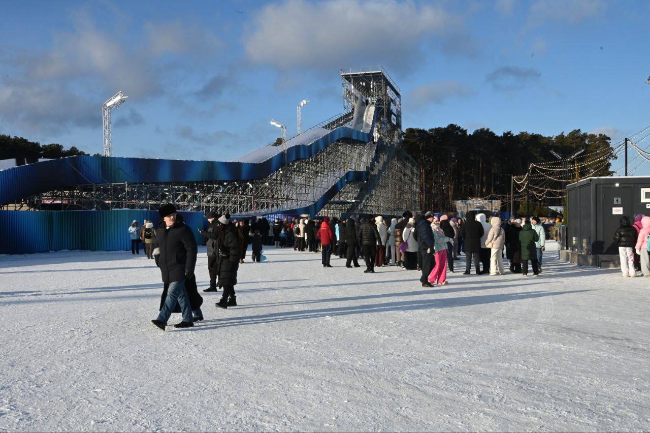 И, конечно, одной из главных достопримечательностей зимнего фестиваля «Энергия РМК» является большая горка для катания на тюбингах И, конечно, одной из главных достопримечательностей зимнего фестиваля «Энергия РМК» является большая горка для катания на тюбингах