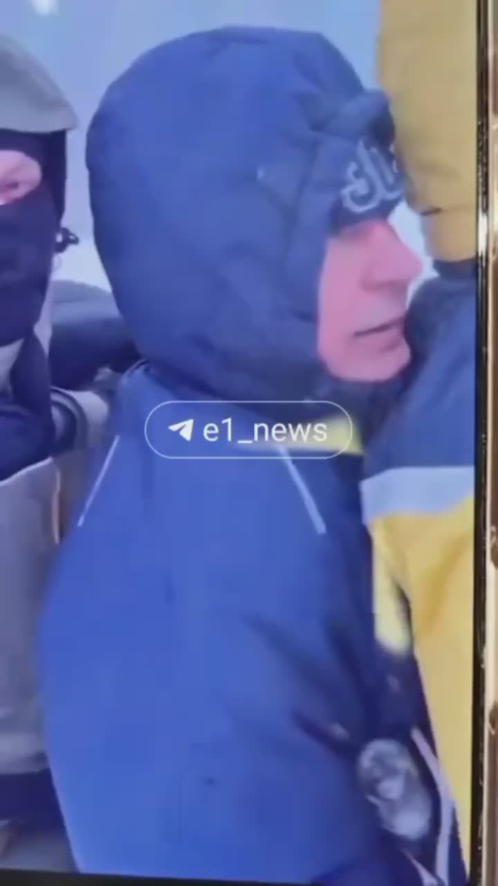 Появилось видео, как компания мужчин, двое из которых провалились под лед, катается на снегоходе