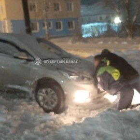 Инспекторы ДПС помогли выбраться из снежной ловушки в новогоднюю ночь
