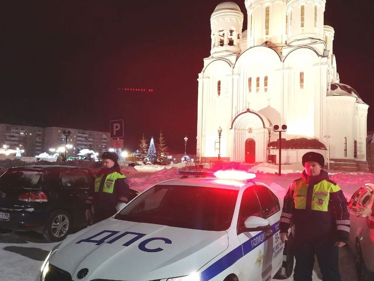 Почти 400 экипажей ДПС обеспечивают безопасность дорожного движения в период праздничных богослужений в Свердловской области Почти 400 экипажей ДПС обеспечивают безопасность дорожного движения в период праздничных богослужений в Свердловской области