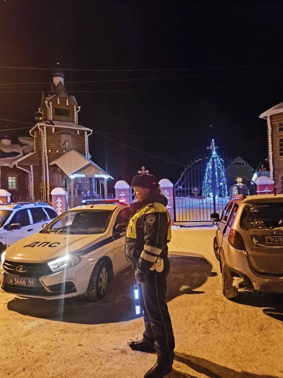 Почти 400 экипажей ДПС обеспечивают безопасность дорожного движения в период праздничных богослужений в Свердловской области Почти 400 экипажей ДПС обеспечивают безопасность дорожного движения в период праздничных богослужений в Свердловской области