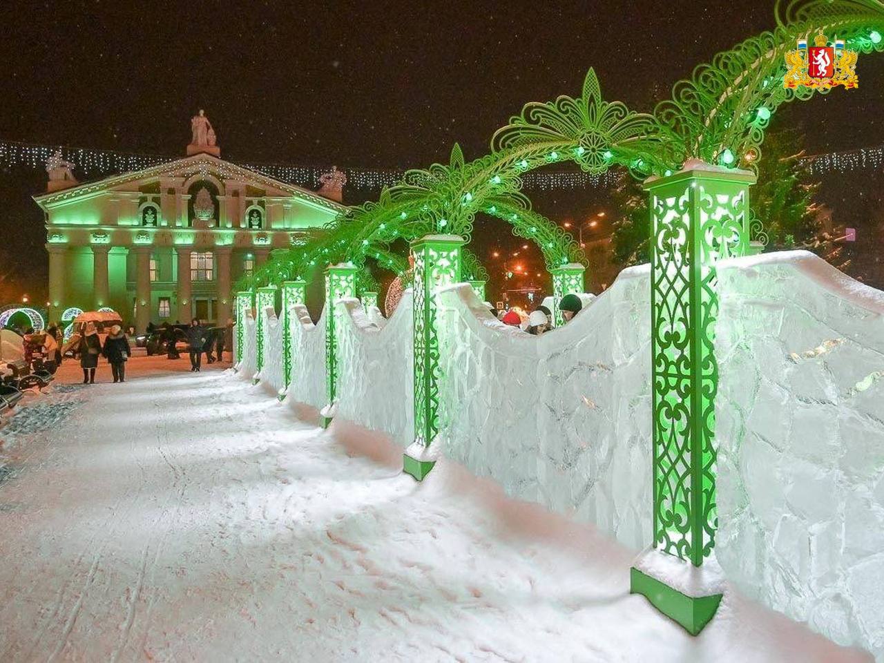 Новогодние каникулы – чудесное время, когда каждый вечер по всей области зажигаются яркие огоньки ледовых городков Новогодние каникулы – чудесное время, когда каждый вечер по всей области зажигаются яркие огоньки ледовых городков