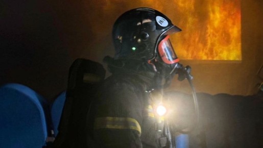 10 человек чудом спаслись от пожара в многоэтажке Дегтярска