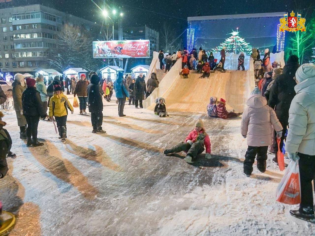 Новогодние каникулы – чудесное время, когда каждый вечер по всей области зажигаются яркие огоньки ледовых городков Новогодние каникулы – чудесное время, когда каждый вечер по всей области зажигаются яркие огоньки ледовых городков