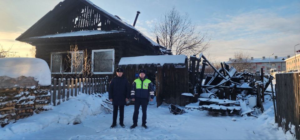 Свердловские автоинспекторы спасли пожилую пару из горящего дома во время ночного дежурства