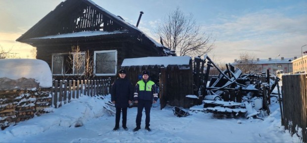 Свердловские автоинспекторы спасли пожилую пару из горящего дома во время ночного дежурства