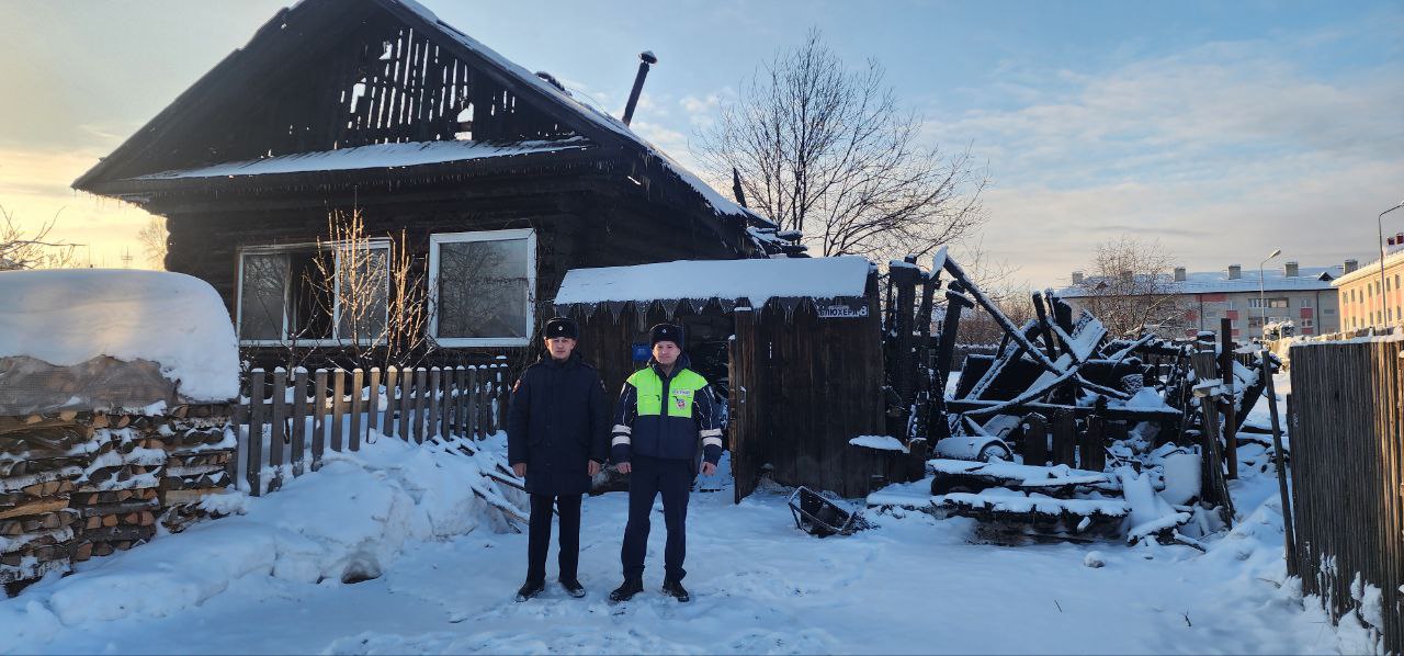 Свердловские автоинспекторы спасли пожилую пару из горящего дома во время ночного дежурства