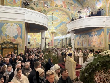 Сотни верующих собрались на рождественском богослужении