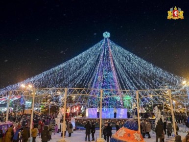 Новогодние каникулы – чудесное время, когда каждый вечер по всей области зажигаются яркие огоньки ледовых городков