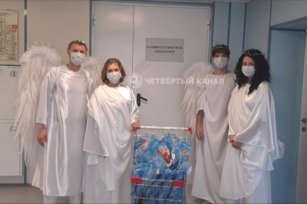 Волонтёры с крыльями за спиной устроили праздник маленьким пациентам больницы