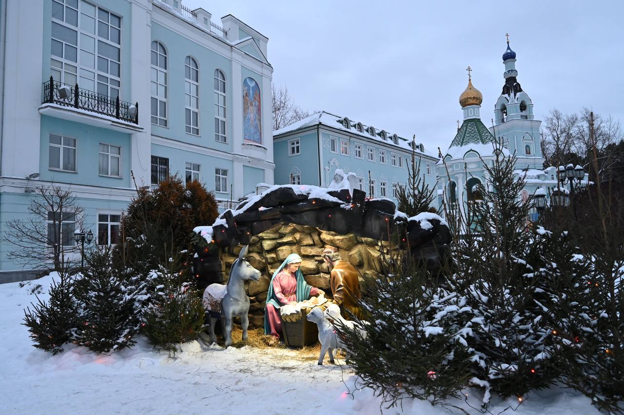 С Рождеством уральцев также поздравил губернатор Денис Паслер: