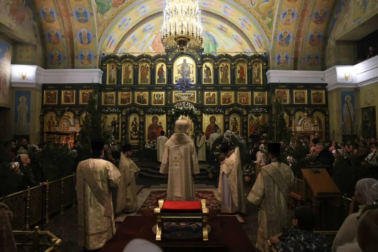 Алексей Орлов: Сердечно поздравляю всех православных верующих с Рождеством Христовым! Этот светлый праздник встретил в Свято-Троицком кафедральном соборе вместе с сотнями горожан Алексей Орлов: Сердечно поздравляю всех православных верующих с Рождеством Христовым! Этот светлый праздник встретил в Свято-Троицком кафедральном соборе вместе с сотнями горожан